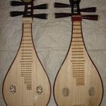 左:孟憲洪演奏用琴,右:メーカ不詳練習琴